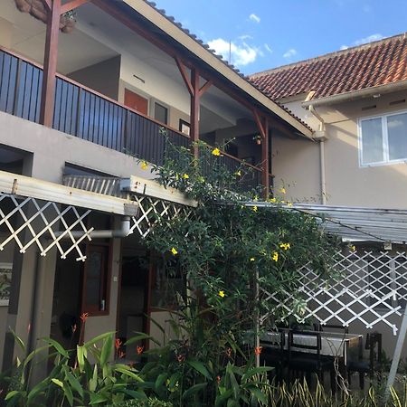 De Riau Guesthouse Bandung Eksteriør billede