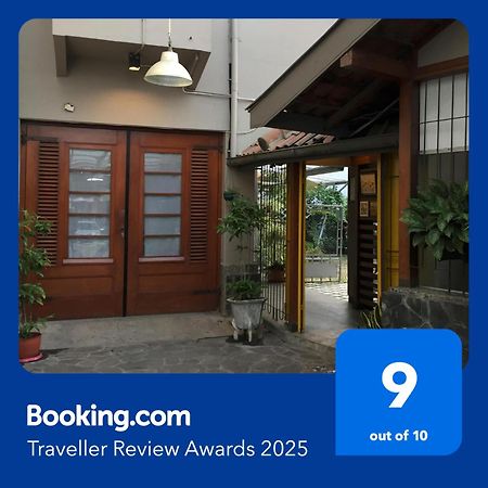 De Riau Guesthouse Bandung Eksteriør billede