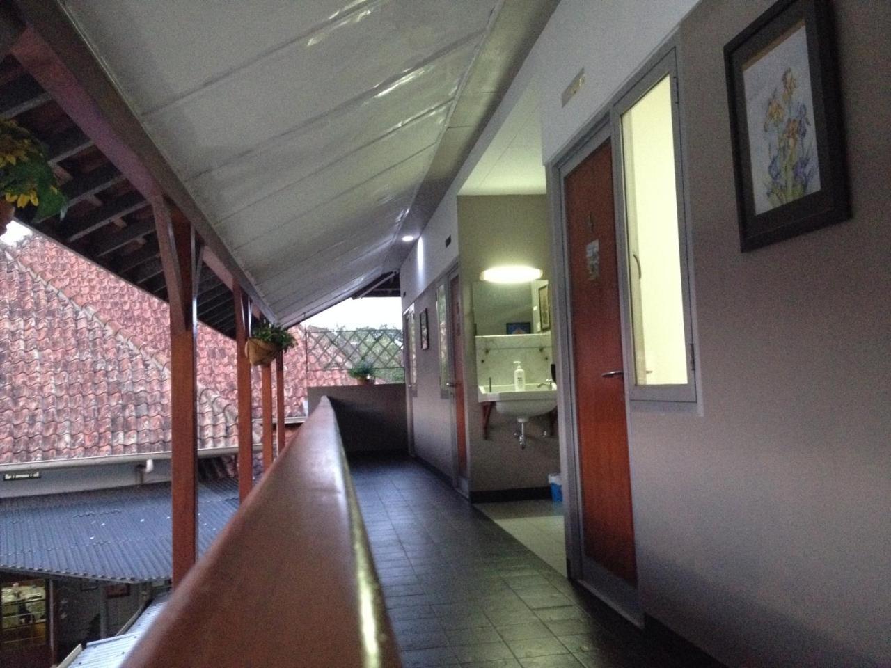 De Riau Guesthouse Bandung Eksteriør billede