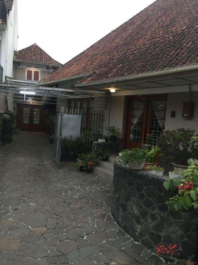 De Riau Guesthouse Bandung Eksteriør billede