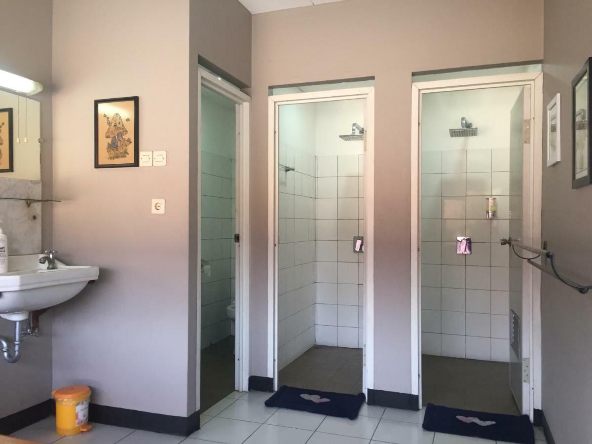 De Riau Guesthouse Bandung Eksteriør billede